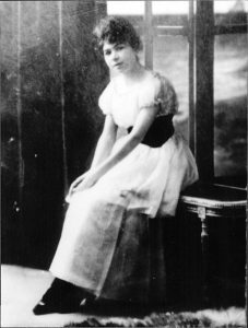 Retrato en blanco y negro de una mujer joven en un vestido blanco