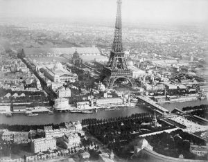 Vista aérea de París mostrando la Torre Eiffel.